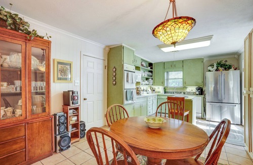 College Station House | Lovely Bryan Home w/Deck - 4 Mi to Kyle Field!