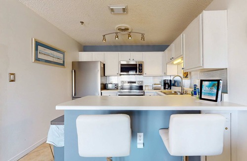 Crystal Beach Condo | Lovely condo near the beach with a pool, hot tub, central AC, & W&D