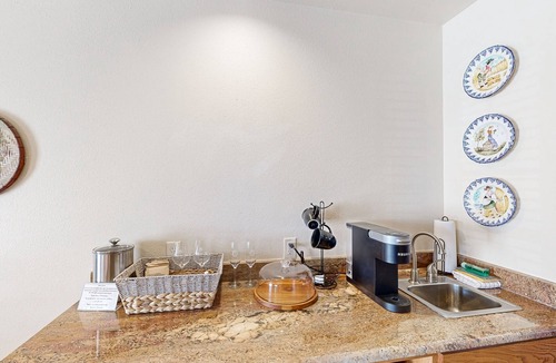 Fredericksburg Cabin | Lovely cottage with a deck & views, steps from wine tasting