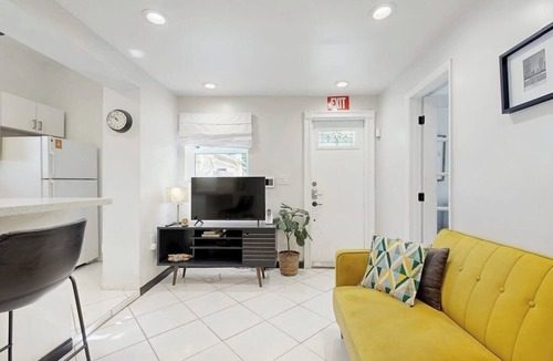 Parkside House | Lovely duplex with enclosed yard, fast WiFi, full kitchen, & W/D