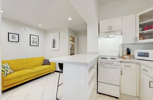 Parkside House | Lovely duplex with enclosed yard, fast WiFi, full kitchen, & W/D