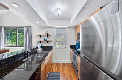 The Dunes House | Lovely Elevated Duplex with Spacious Open-Concept Living Area - Oasis Inn at the Dunes
