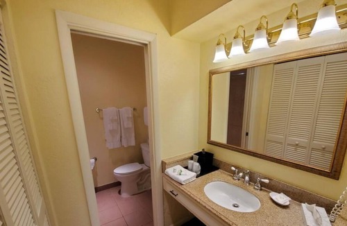 Crystal River House | Lovely Escape! Convenient Room with King Bed, Free Parking, Outdoor Pool