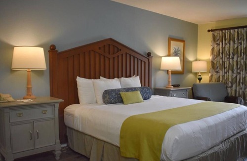 Crystal River House | Lovely Escape! Convenient Room with King Bed, Free Parking, Outdoor Pool