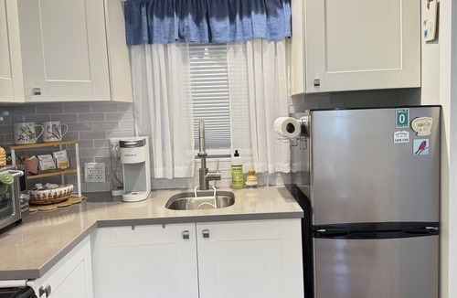 Victoria Park Cottage | Lovely Garden Studio Cottage - Walk to Las Olas Blvd - 10 min drive to the Beach