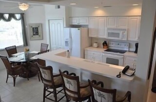 Naples Condo | Lovely golf course views 2/2 condo