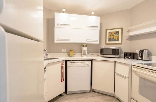 Galt Mile Condo | Lovely One-Bedroom Partial Oceanview Condo at Ocean Manor Resort