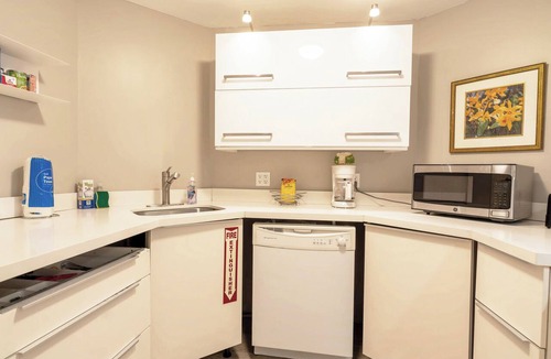 Galt Mile Condo | Lovely Partial Oceanview Condo at Ocean Manor Resort