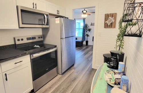 Panama City Apartment | ¤ Low Tide-Coastal Vibe ¤ Downtown-Shops-Food-Fun