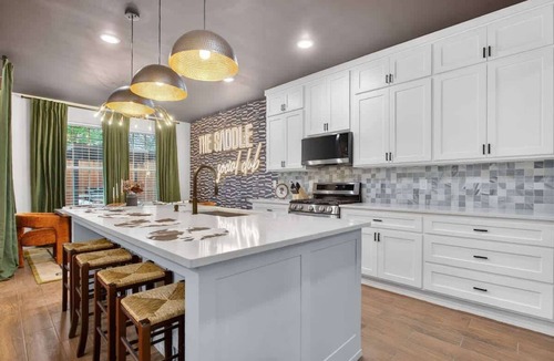Central Arlington House | LUX 5BED | Walk to FIFA, AT&T, Globe Life Stadium | Pickleball, basketball, movie theater, gameroom, firepit, and more!
