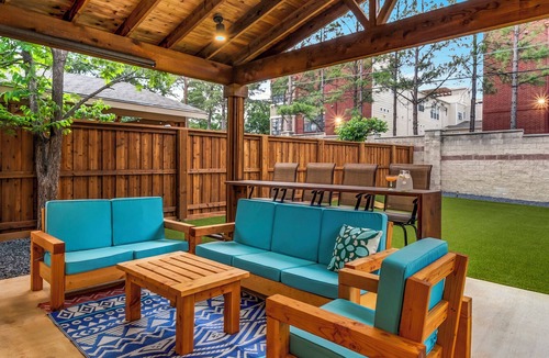Arlington House | LUX Backyard Oasis, Pool, OutdoorTV, Covered Patio, Loungers, Walk to Stadiums