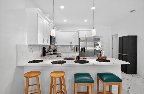 East Tampa House | LUX Home MINS to Tampa General Hospital & Ybor Strip