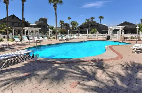Clipper Cove Cottage | Luxe Home | 4 Min Walk to Crystal Beach & Pool