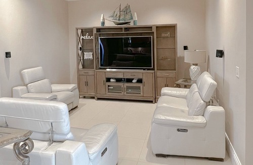 Olympia Heights House | Luxe Tuscany Property - Pool/BBQ/Hot Tub/Work Area/King Massage Bed