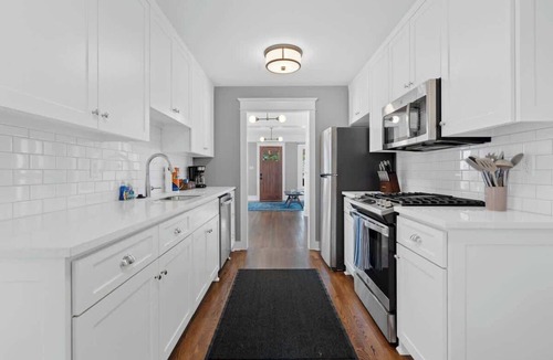Hillcrest Apartment | Luxurious 2-Bedroom Retreat in Little Rock