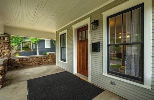 Hillcrest Apartment | Luxurious 2-Bedroom Retreat in Little Rock