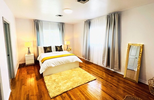 Royal Poinciana House | Luxurious 2500 sqft, Near Beach
