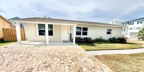Redington Shores House | Luxurious 3 bedrooms 2 bath Ultimate Beach Life! 5 min walk to beach!