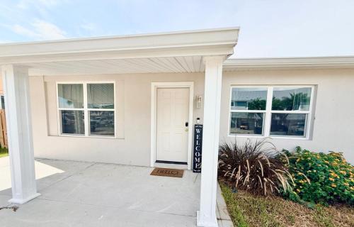 Redington Shores House | Luxurious 3 bedrooms 2 bath Ultimate Beach Life! 5 min walk to beach!