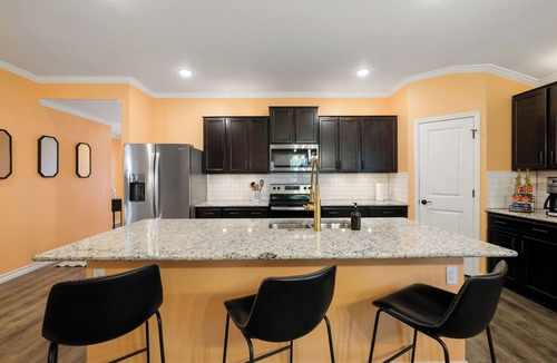 Southside House | Luxurious 4 bdrm House Great for BMT Graduations and San Antonio Attractions