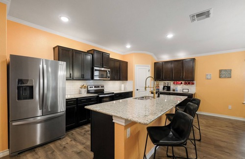 Southside House | Luxurious 4 bdrm House Great for BMT Graduations and San Antonio Attractions
