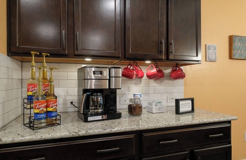 Southside House | Luxurious 4 bdrm House Great for BMT Graduations and San Antonio Attractions