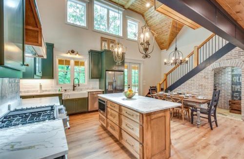 Clarkesville House | Luxurious Clarkesville Cabin w/Decks & Fire Pit