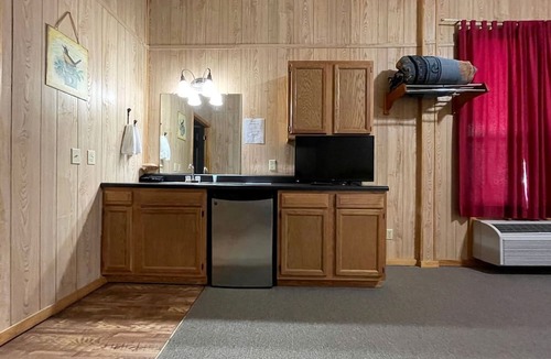 Zwolle Cabin | Luxurious Retreat Cabin with Scenic Pond Views, Expansive Decks, and Resort Amenities Near Zwolle, LA