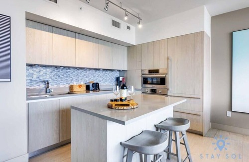 Hollywood South Central Beach Apartment | Luxury 1Br-Front Intracoastal View Balcony+ Pools