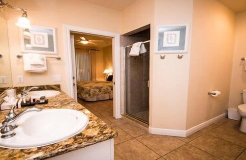 Bradenton Beach Hotel | Luxury 2BR Condo with Jacuzzi & Screened Lanai