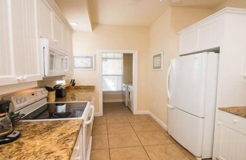 Bradenton Beach Hotel | Luxury 2BR Condo with Jacuzzi & Screened Lanai