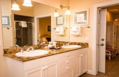Bradenton Beach Hotel | Luxury 2BR Condo with Jacuzzi & Screened Lanai