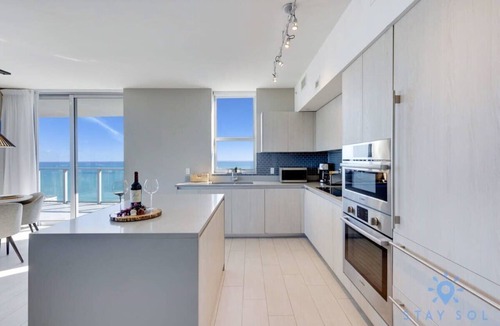 Hollywood South Central Beach Apartment | Luxury 2Br| Front Ocean| Bay View| Amazing Pools