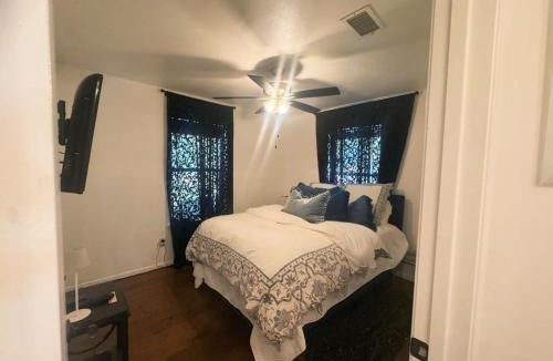 Medina Apartment | Luxury 2BR Retreat - Hot Tub and Medina River Access