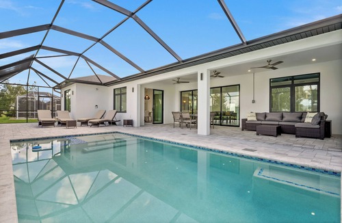 Pebble Beach House | Luxury 3-bedroom Villa with Heated pool and spa