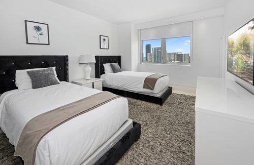 Hallandale Beach Resort | LUXURY 3B 3B RESORT CANAL,OCEAN,CITY VIEWS BEACH SERVICE