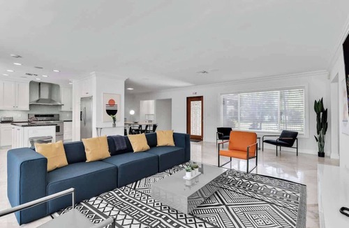 South Lake Villa | Luxury 3BRs Home 4mins to Ocean with Heated Pool