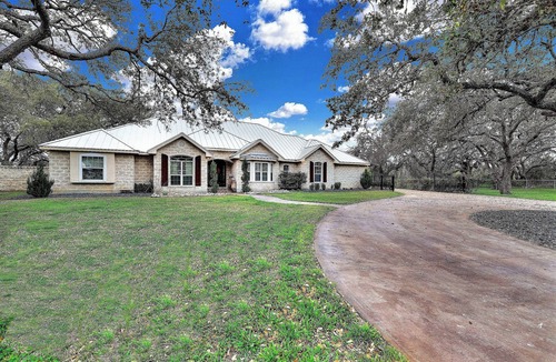 Hondo House | Luxury 4/3.5 estate with WOW backyard in the heart of Hondo TX- hunting country!