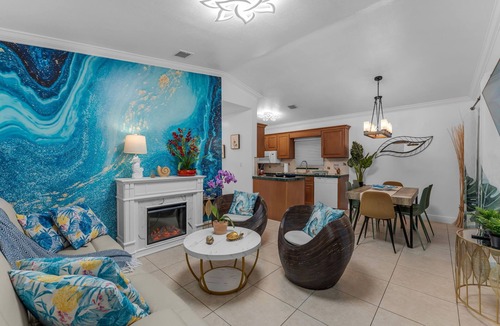 Tavernier House | Luxury 4B/3B, Private Canal, Kayaks, 13 ft Hot Tub, 4 H Mini-Golf & Pedal Boat.