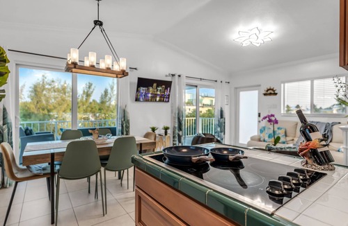 Tavernier House | Luxury 4B/3B, Private Canal, Kayaks, 13 ft Hot Tub, 4 H Mini-Golf & Pedal Boat.