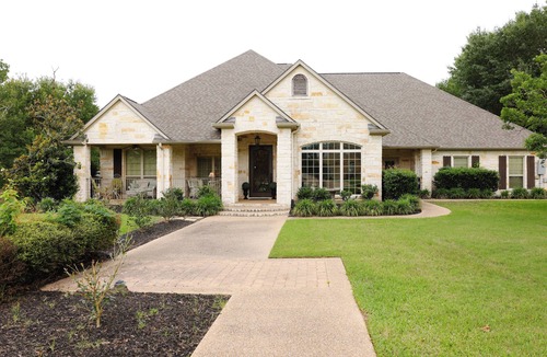 Williams Creek House | Luxury 4BR Estate on 1 Acre Outdoor Kitchen & Fireplace Close To Kyle Field
