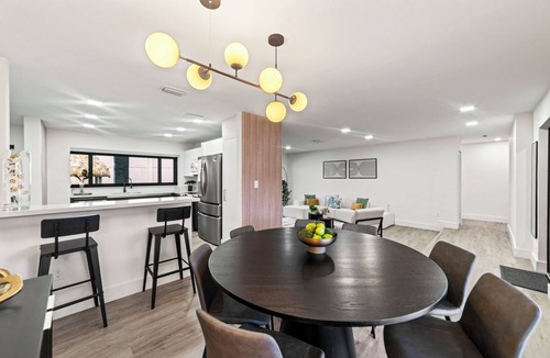 Ludlam House | Luxury 6BR Retreat - Golf, Gym, BBQ, Games & Fun