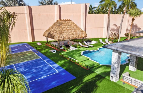 Ludlam House | Luxury 6BR Retreat - Golf, Gym, BBQ, Games & Fun
