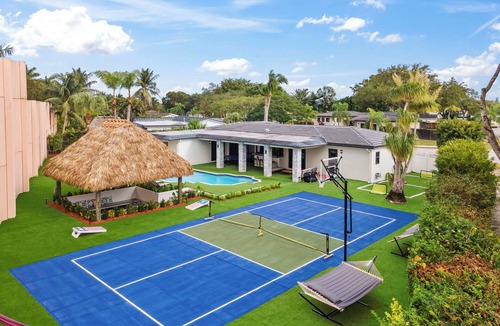Ludlam House | Luxury 6BR Retreat - Golf, Gym, BBQ, Games & Fun