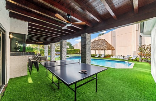 Ludlam House | Luxury 6BR Retreat - Golf, Gym, BBQ, Games & Fun