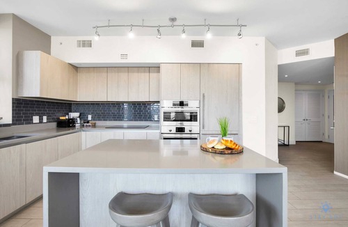 Hollywood South Central Beach Apartment | Luxury| Balcony Front Intercostal|Amazing Pools