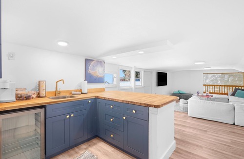 Interchange Square House | Luxury Beach Retreat Pool Walk to Beach Sleeps 12