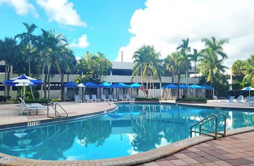Sunny Isles Beach Condo | Luxury Beach & City View Condo 5 min walk to beach