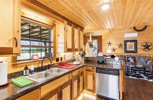Ledbetter Cabin | Luxury Christmas Cabin Near Round Top- Reindeer Ranch Retreat -Designer Favorite