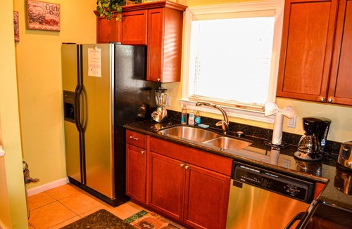Key West House | Luxury Condo-FREE PARKING,WIFI,BIKES,BIG POOL,WALK TO RESTAURANTS, BEACH CHAIRS